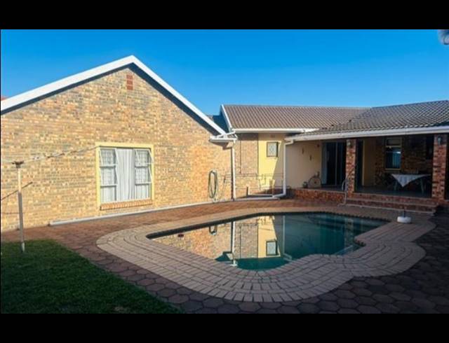 5 BEDROOM HOUSE FOR SALE IN VELD EN VLEI